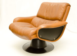 Maroon Saturnus armchair with armrests. Designed by Yrjö Kukkapuro.