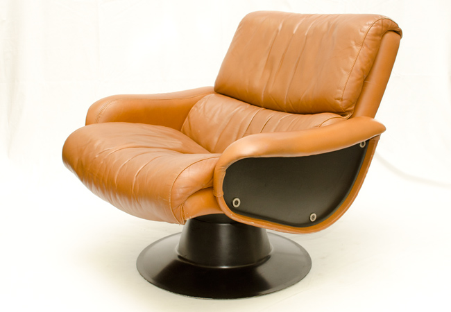 Maroon Saturnus armchair with armrests. Designed by Yrjö Kukkapuro.